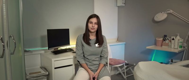 Врач-косметолог в кабинете клиники MOLODOST: рабочее место, кушетка, лампа-лупа