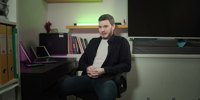 Вадим Лесников в кабинете клиники MOLODOST даёт интервью на камеру